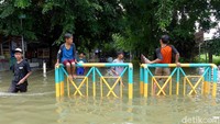 Sembari mengisi waktu di sore hari anak-anak hingga remaja tampak asyik bermain air di kawasan perumahan Cipinang Indah, Jakarta.