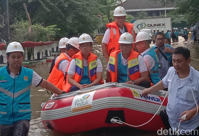 Direktur Utama PT PLN (Persero) Zulkifli Zaini sore ini melakukan inspeksi kelistrikan yang terdampak banjir di daerah Pedongkelan, Jakarta Timur.