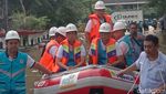 Bos PLN Digiring Naik Perahu Cek Lokasi Banjir