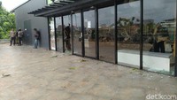 Massa menyerang dan merusak fasilitas di mal tersebut.