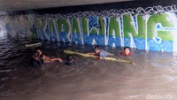 Banjir ini membuat Underpas menjadi kolam renang dadakan.