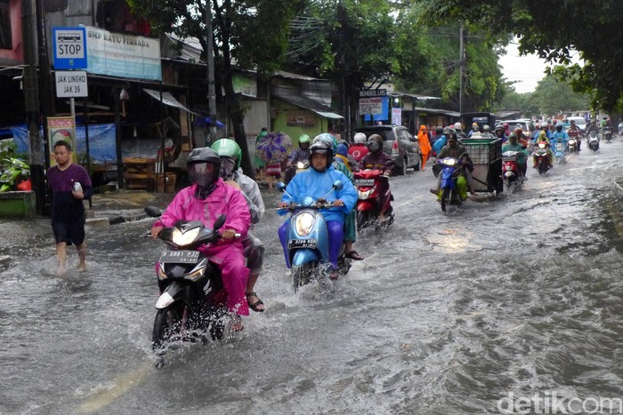 Drainase yang buruk dan hujan deras yang terus mengguyur wilayah Kota Jakarta Timur dan sekitarnya, mengakibatkan Jalan Pondok Kopi Ujung, Kota Jakarta Timur,  Selasa (25/02/2020), terendam banjir hingga 30 cm.