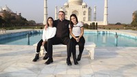 Presiden Brasil Jair Bolsonaro (tengah) bersama putrinya Laura (kiri) dan menantunya Leticia Firmo saat mengunjungi Taj Mahal pada 27 Januari 2020. (AFP/STR)