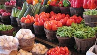 Tak hanya belanja buah-buahan saat pergi ke pasar, kakek Steve pun kerap membeli sayuran segar. Lihat nih beragam sayuran yang akan ia beli, ada tomat, timun, paprika, hingga kapri. Foto: Instagram @oldmansteve75
