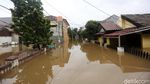 TNI Susuri Banjir untuk Evakuasi Warga Jatibening Permai Bekasi