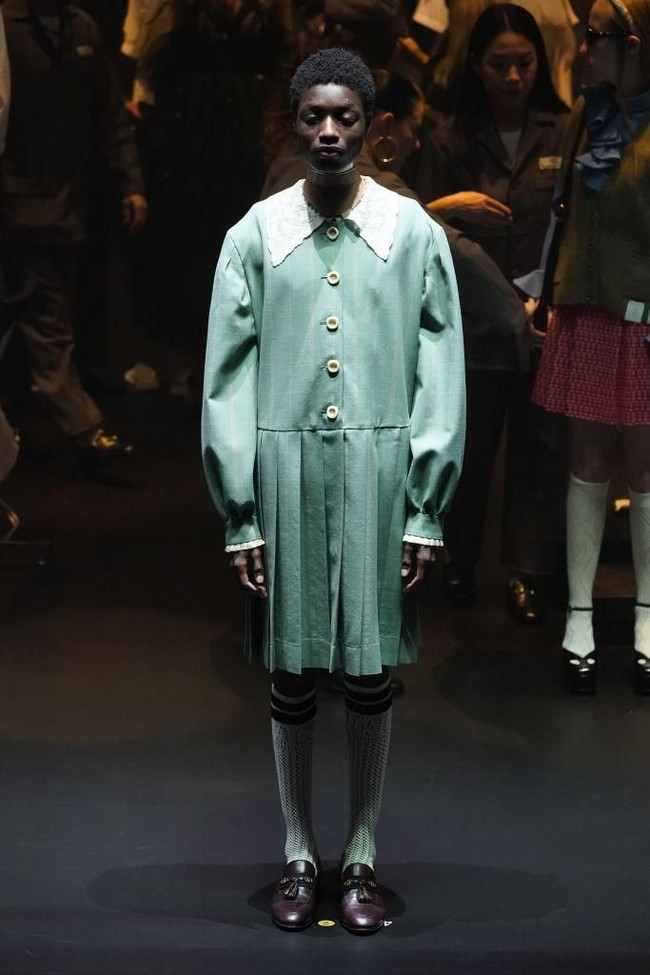 Tren statement sleeves ala Gucci dalam teknik potongan bervolume. (Foto: Getty Images for Gucci/Pietro S. DAprano)