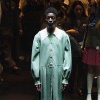 Tren statement sleeves ala Gucci dalam teknik potongan bervolume. (Foto: Getty Images for Gucci/Pietro S. DAprano)