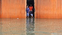 Pertokoan di sekitar perempatan Grogol tutup akibat banjir.