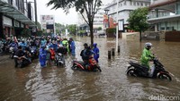 Akibat banjir tersebut beberapa pengendara tampak mengungsikan kendaraan merek ake tempat yang lebih tinggi.