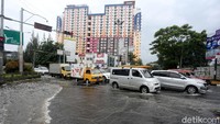 Sejumlah jalan di kawasan Bekasi pun turut terdampak banjir tersebut.