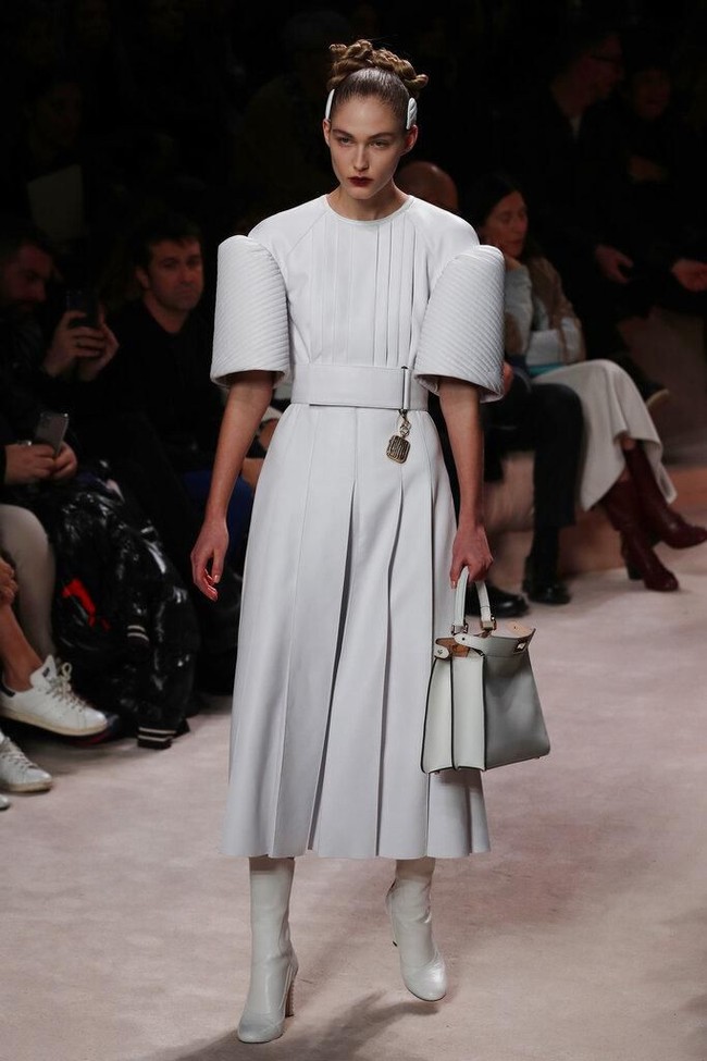 Tren berikutnya statement sleeves yang mempertegas bentuk lengan. Lengan bervolume mendominasi koleksi Fendi. (Foto: AP Photo)
