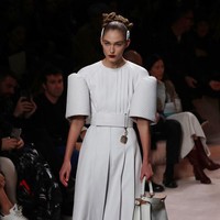 Tren berikutnya statement sleeves yang mempertegas bentuk lengan. Lengan bervolume mendominasi koleksi Fendi. (Foto: AP Photo)