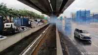 Sementara itu, di sisi ruas tol sebaliknya arah Cikampek terlihat padat merayap cenderung macet.