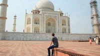 Pendiri Facebook Mark Zuckerberg melancong ke Taj Mahal pada 2015. Dia bilang Taj Mahal merupakan monumen yang selalu ingin dilihat. (Facebook Mark Zuckerberg)