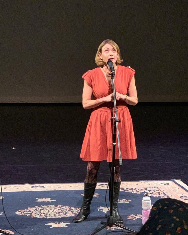 Wanita berusia 42 tahun ini bertemu dengan cinta sejatinya, Dave setahun lalu di sebuah bar. Sejak pertemuan tersebut keduanya pun akrab dan memilih untuk mengikat janji suci pernikahan. Foto: Instagram