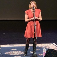 Wanita berusia 42 tahun ini bertemu dengan cinta sejatinya, Dave setahun lalu di sebuah bar. Sejak pertemuan tersebut keduanya pun akrab dan memilih untuk mengikat janji suci pernikahan. Foto: Instagram