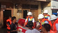 Di lokasi, Zulkifli sempat berbincang dengan ketua RT setempat. Di situ, ia meminta maaf kepadanya lantaran harus melakukan pemadaman listrik di wilayah ini.