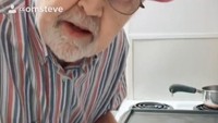 Seperti tak mengenal lelah, kakek Steve sangat mengikuti perkembangan zaman. Tak diketahui siapa yang mengajarinya bermain TikTok, kakek ini memiliki lebih dari 500.000 pengikut. Lihat saja nih salah satu kontennya yang memperlihatkan momennya memanggang biskuit favorit. Foto: Instagram @oldmansteve75