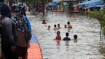 Asyiknya Anak-anak di Periuk Tangerang Bermain Air Saat Banjir