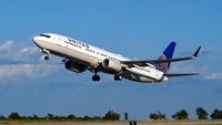 Aturan senada juga diterapkan oleh maskapai United sejak 4 Mei lalu. Adapun kewajiban memakai masker itu dikecualikan untuk anak-anak dan orang dengan kebutuhan khusus (dok. United Airlines)