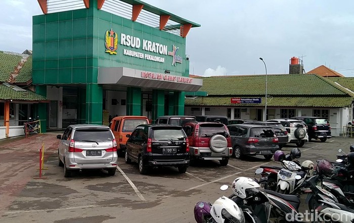 Banjir yang menggenangi RSUD Kraton Kota Pekalongan telah telah surut. Namun sejumlah layanan belum beroperasi hingga hari ini.