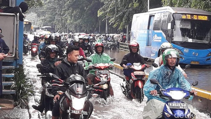 Banjir di Jalan Budi Utomo, Jakpus pada Selasa (25/2/2020)