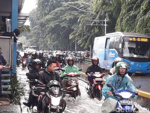 Banjir Jakarta, Jalan Budi Utomo Arah Gunung Sahari Macet Parah
