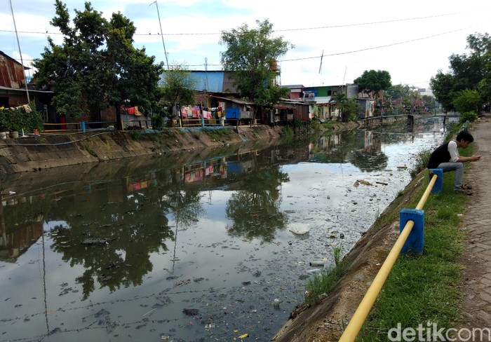 Kanal Jongaya Dipenuhi Sampah Gubernur Sulsel Nurdin Abdullah menyoroti kotornya air laut Pantai Losari. Pj Wali Kota Makassar Iqbal Suhaeb sebut Losari kotor imbas sampah dari Kanal Jongaya