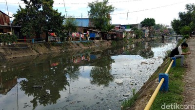 Jorok! Sampah Penuhi Kanal Jongaya di Makassar