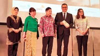 Menteri PPN/Kepala Bappenas Suharso Monoarfa, Managing Director PT East West Seed Indonesia (Ewindo) Glenn Pardede, Shinta Kamdani Presiden Indonesia Business Council for Sustainable Development (IBCSD) berfoto bersama di acara Sustainable Business Awards Indonesia 2019 di Jakarta.