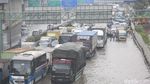 Antrean Kendaraan Mengular Imbas Banjir di Tol Jatibening