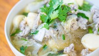 Dengan bahan tofu yang gurih lembut kamu bisa membuat sup tofu ayam cincang. Daging ayamnya bikin sup ini makin gurih enak. Lihat resep ini untuk meracik bumbunya. Foto: MosayMay