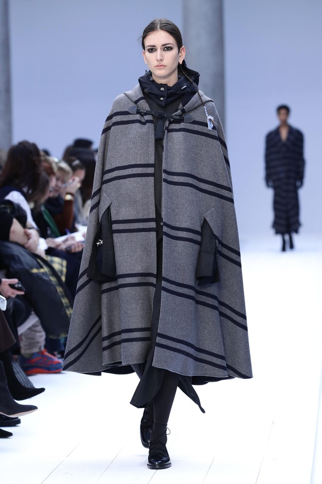 Tren cape outerwear di fashion show Max Mara. (Foto: Getty Images)