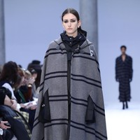 Tren cape outerwear di fashion show Max Mara. (Foto: Getty Images)