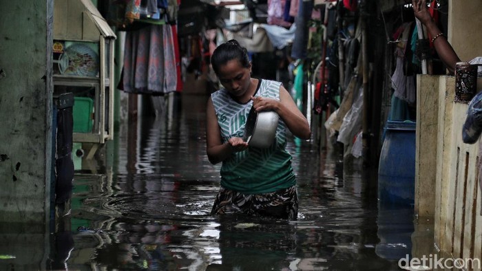 Kawasan Kampung Kandang, Semper Barat, Jakut, turut terdampak banjir ibu kota. Warga di sana pun menanti bantuan mengingat kondisi genangan air yang tinggi.