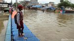 Jembatan Apung Jadi Andalan Warga Periuk Tangerang di Kala Banjir