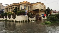 Jalanan di perumahan mewah itu terendam banjir.