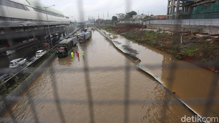 Tol Jakarta Cikampek KM 9 Jatibening, Kota Bekasi, Jawa Barat, ikut terendam banjir. Akibatnya antrean kendaraan mengular panjang akibat terputusnya jalan.