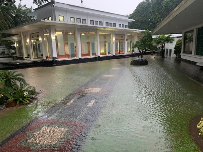 Masjid Baiturrahim Istana Kepresidenan Jakarta Kebanjiran. (Dok Istimewa)