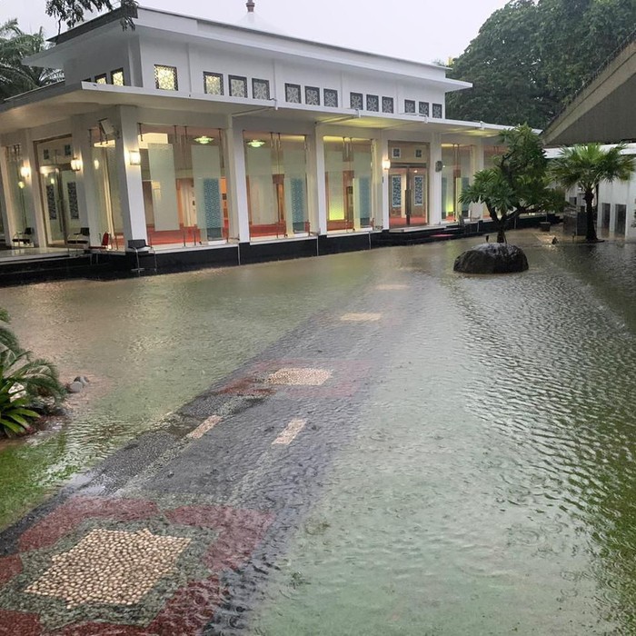 Masjid Baiturrahim Istana Kepresidenan Jakarta Kebanjiran. (Dok Istimewa)