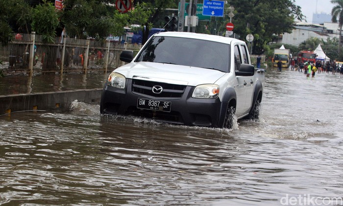 Banjir yang rendam sejumlah jalan di Jakarta membuat warga nekat terobos banjir agar dapat beraktivitas. Berikut deretan foto mobil penerjang banjir di ibu kota