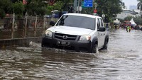 Sebuah mobil pick-up double cabin dari pabrikan Mazda menerjang banjir di wilayah Ibu Kota Jakarta, Selasa (25/2/2020).