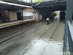 Stasiun Sudirman Masih Tergenang, Loket Ditutup
