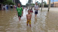 Banjir di perumahan tersebut diketahui mencapai ketinggian hingga 80 cm.