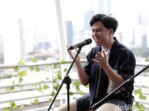 Eksklusif! Vidi Aldiano Emosi Bernyanyi Lagu tentang Kankernya