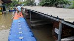 Jembatan Apung Jadi Andalan Warga Periuk Tangerang di Kala Banjir