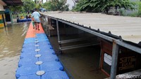 Jembatan apung itu disediakan dari Jembatan Alamanda hingga Garden City, Kelurahan Gebang Raya, Kecamatan Periuk, Kota Tangerang.