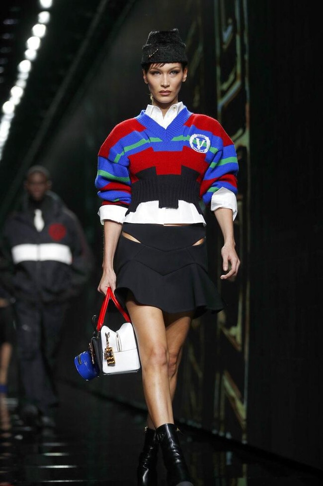 Versace juga menawarkan tren knitwear untuk Fall 2020. (Foto: AP Photo)