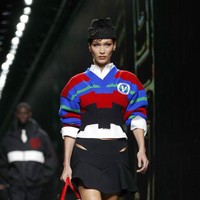 Versace juga menawarkan tren knitwear untuk Fall 2020. (Foto: AP Photo)