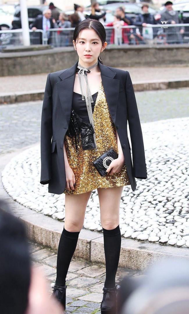 Irene Red Velvet tampil mencuri atensi saat hadir di Paris Fashion Week tahun lalu untuk acara Miu Miu. Gaya pribadi Irene Red Velvet sendiri sangat kontras dengan stagewear-nya. Untuk lagu-lagu Red Velvet, busana Irene kerap mencolok. Tetapi dalam kehidupan yang sebenarnya, dia cukup simpel dengan atasan off-shoulder coquette, gaun halus, dan banyak blazer serta jeans yang nyaman. Foto: dok. ist